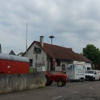 E57 auf dem Dach des Feuerwehrgerätehauses.