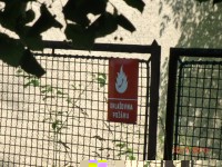 Uebersetzt: Hier Feuer Melden