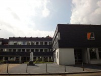 Die Vorderseite vom Gebäude