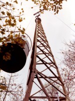 Die Montage des F71 Kopfes in Köln Waldschule. Gut zu sehen die Hilfstraverse, die am HLS-Mast angebracht ist.