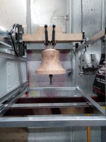 Glocke im Glockenstuhl eingebaut