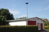 Groß Zicker, man beachte das knuffige Feuerwehrdepot