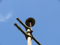 Improvisierte Montage am Betonmast, &quot;straffe&quot; Kabelführung.
