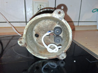 Unterseite (Verkäufer hat die Kabel verkabelt)