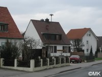 Und zum Schluss noch eine gewöhnliche E57 mit einem ungewöhnlichem Standort: auf dem Dach eines privaten Einfamilienhauses.