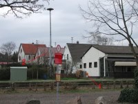 Eine E57 auf einem Mast. Der Stromanschlusskasten (1) mit dem Zähler steht in einiger Entfernung. Möglichst sicher vor Vandalismus ist