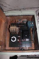 Eigenbauauslöseschützenkasten mit Hauptschalter, Hauptschütz, Trafo(?) und Hilfsschütz(?). Kann die weitere Verkabelung nicht wirklich zuordnen. (Bild: ich)