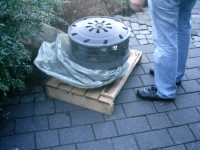 Auf dieser Palette war die Sirene für den Transport montiert. Hier ist sie bereits von der Plane befreit. Der Herr neben der  ist der Vater meines Kumpels, der das Gute Stück gleich in Augenschein genommen hat