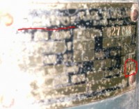 Leider überbelichtet: das Typenschild. Baujahr und Schriftzug kann man jedoch erkennen, habe es zusätzlich markiert.