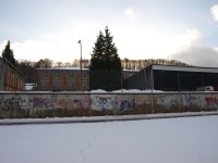 Habitat, die Sirenen stehen rechts neben den Nadelbäumen
