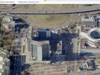 Sicht aus Vogelperspektive. Alle 3 Gebäude rund um das Parkdeck in der Mitte gehörten ehemals der Kraftwerksunion (KWU, später Siemens). Die beiden großen stehen seit Jahren leer, in dem kleineren ist jetzt die LBS Versicherung drinne.