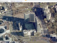 Sicht aus Vogelperspektive. Alle 3 Gebäude rund um das Parkdeck in der Mitte gehörten ehemals der Kraftwerksunion (KWU, später Siemens). Die beiden großen stehen seit Jahren leer, in dem kleineren ist jetzt die LBS Versicherung drinne.