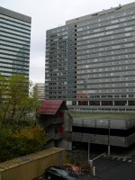 Blick von etwas Entfernung, andere Richtung, auf das Parkdeck. Die Sirene erkennt man nur, wenn man weiß wo sie steht.