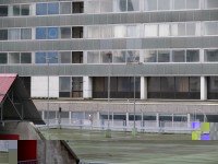 Blick aus dem 4ten Stock des LBS-Gebäudes auf das Parkdeck. Mitten drauf, die Sirene. Ich schätze den Mast auf 5-6 Meter.