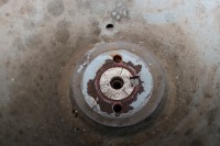 die Gewindelöcher für den Abzieher im Rotor + für die Sicherungsschraube in der Welle