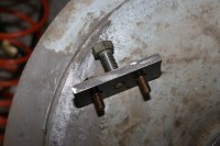 Der Abzieher, ein Stück Flachstahl, 2 10er Löcher, in der Mitte 10,5 für M12-Gewinde, 2x 8er Schrauben, fertig. Bevor man eine Gewindegröße auswählt, sollte man aber schauen, ob man auch lange Schrauben im Haus hat ;-)