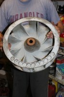 der Rotor, im Gegensatz zu den älteren Modellen, die ich kenne, verdammt viele Auswuchtbohrungen