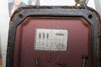 Entdeckung im Klemmkastendeckel. Anscheinend bezieht sich die Dreieckschaltung auf 220V Drehstrom?! Es gab ja wohl früher auch mal nur 110V anstatt 220V bei Einphasengebrauch, ältere Elektrogeräte hatten teilweise ne Umschaltmöglichkeit, kann ich mich dunkel erinnern.