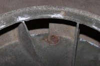eine Auswuchtschraube von unten, anscheinend mit Gewicht