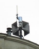 Noch ein interessantes Detail: das Gehäuse des Schallgebers sieht ganz anders aus, als von den in Deutschland und der Schweiz verbauten Köpfen her bekannt. Da scheint man konstruktiv noch weiter dran gearbeitet zu haben. Diese hier ist Baujahr 1994 (jedenfalls nach einem Sirenenverzeichnis der Gemeinde Wien, das aber leider inzwischen nicht mehr im Netz steht).