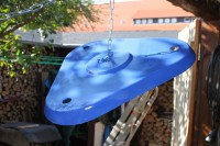 Ufo-Alarm im Garten??? Nein, die frisch lackierte Isoplatte beim Trocknen ;-) Unten links die reparierte Ecke.