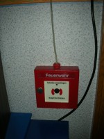 der Handmelder mit LED, welche bei laufender 12V- Sirene angeht