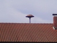 Fliegenpilz-E57 auf dem Dach vom Spritzenhaus der Freiwilligen Feuerwehr Bubenreuth