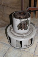 Ums Klemmbrett entfernte Farbe, darunter verbarg sich eine dicke Schicht merkwürdiger Konsistenz, ähnlich altem Fett