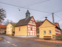Das Ensemble mit Fachwerkkirche und Häuschen