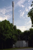 Eingezäunt und mit einem Häuschen unbekannter Aufgabe versehen... Habe ich vielleicht Recht mit meiner Umsetzungstheorie, und wurde im Rahmen der Umsetzung der Motor nicht unterirdisch, sondern eben in diesem Häuschen untergebracht? Scheint ja eine Art Entlüftungsöffnung zum Weg hin zu haben.