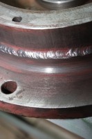 Detailaufnahme, v.o.: Brennschneidspuren, Schweißnaht, gedrehte Oberseite