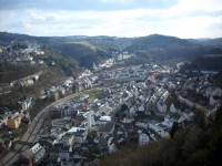 Blick nach Oberstein Zentrum mit Bahnhof. Markierung zeigt E-57 auf dem Gebäude der T-Com (T-Punkt) usw.