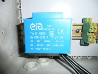 Das 12V Netzteil. Es enthält einen großen Glättkondensator, Gleichrichter  und Thermosicherung.