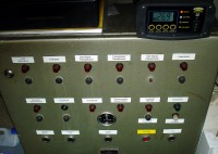 Neues elektronisches Ladegerät für die Batterien auf dem alten Schaltschrank, der noch in Betrieb ist