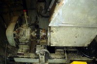 Hier noch der alte Kompressor, Generator und Dieselmotor (unter der Abdeckung)