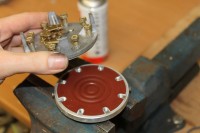 Aufgeschraubt das der Federteller zu sehen ist