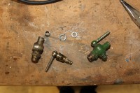 Einmal ein Kegelventil zerlegt. Allein wie viele Teile in dem kleinem Bauteil stecken. Schmieren tu ich den Kegel mit MoS2-Fett.