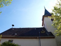 Totale mit Kirchengebäude und Sirene.