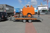 Anhänger verladen und verzurrt. Der Stromer ist von den gleichen Anbietern für einen Kollegen.