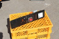 Ausgebaute Bedienfront mit defekten Geräten