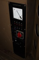 Und Analoginstrument eingebaut, es zeigt sogar an :-) die Sicherungshalter kommen die Woche per Post.