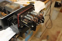 Schütz anbauen. Wer genau hinsieht, bemerkt das ich oben Tonkarton untergelegt habe, um Unebenheiten auszugleichen und Spannungen aus dem Bakelit zu nehmen.