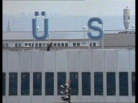 Ansicht vom Rollfeld aus gesehen. Das Dach des Flughafenhauptgebäudes wurde im Rahmen des Umbaus völlig umgestaltet, heute ist der genaue frühere Standort daher kaum auszumachen.