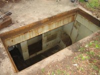 Blick auf einen abgetrennten Raum im Bunker. Keine Ahnung was da drinne war. Vielleicht die Batterien? Auf jeden Fall war der zweite Gullydeckel ein direkter Zugang zu diesem Raum.