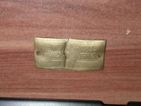 Das ist das alte und durchgebrochene Typenschild der GS-1. Nicht mehr ansehnlich also...