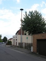 Das grüne Schild erklärt, was auf dem Spielplatz alles verboten ist.