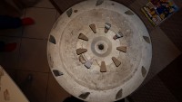 Kommen wir zum Rotor. Dieser sieht in Sachen Oberfläche anders aus als bei der 1. L141. Man erkennt hier Stofen, die Luftlöcher sind anders und es gibt hier nur 4 Schrauben für die Auswuchtung, aber keine Materialentnahme. Übriges alle 4 Schrauben werden mit einer Schlagstempelzahl durchnummeriert.