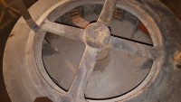 Eine Frage, seht Euch die Schaufeln an und ihre Stellung. Wenn die Luft von oben angesaugt und radial durch die Luftaustrittsöffnungen rausgeschläudert wird, wie ist hier die Laufrichtung?