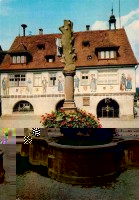 AK-Ansichtskarte-Haslach-Kinzigtal-Rathaus-mit-Brunnen-Fassadenmalerei-Kat-Haslach-Kinzigtal.jpg