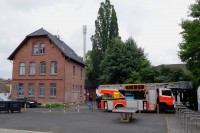 Die &quot;Einsatzstelle&quot;, Rene und Mario beim Auspacken der Ausrüstung